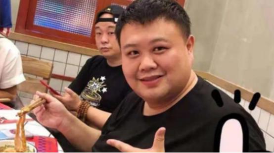 一次节目上，郭德纲对孙越说：“如果你能做3个俯卧撑，我就给你100万。”孙越二话