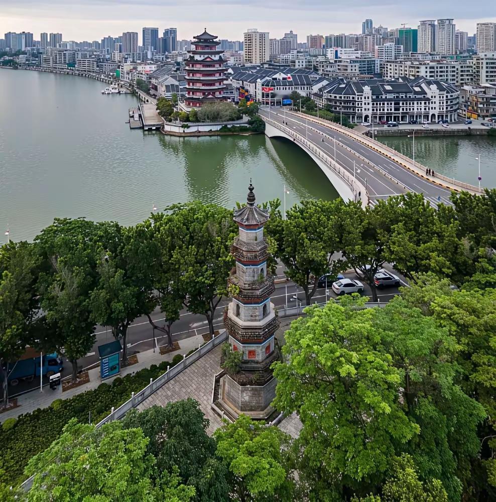 惠州辖区大，11343平公里，资源丰富，比广州大1.5倍还多。惠州还可以兼并紫金