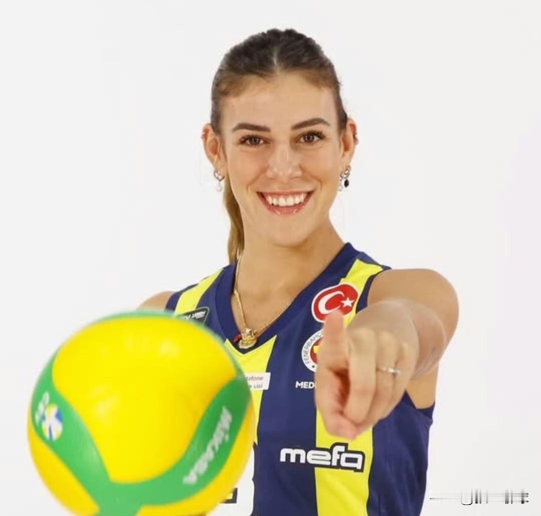 2025年11月22日，在训练中，效力于土耳其费内巴切的奥罗感到右大腿后侧肌肉疼