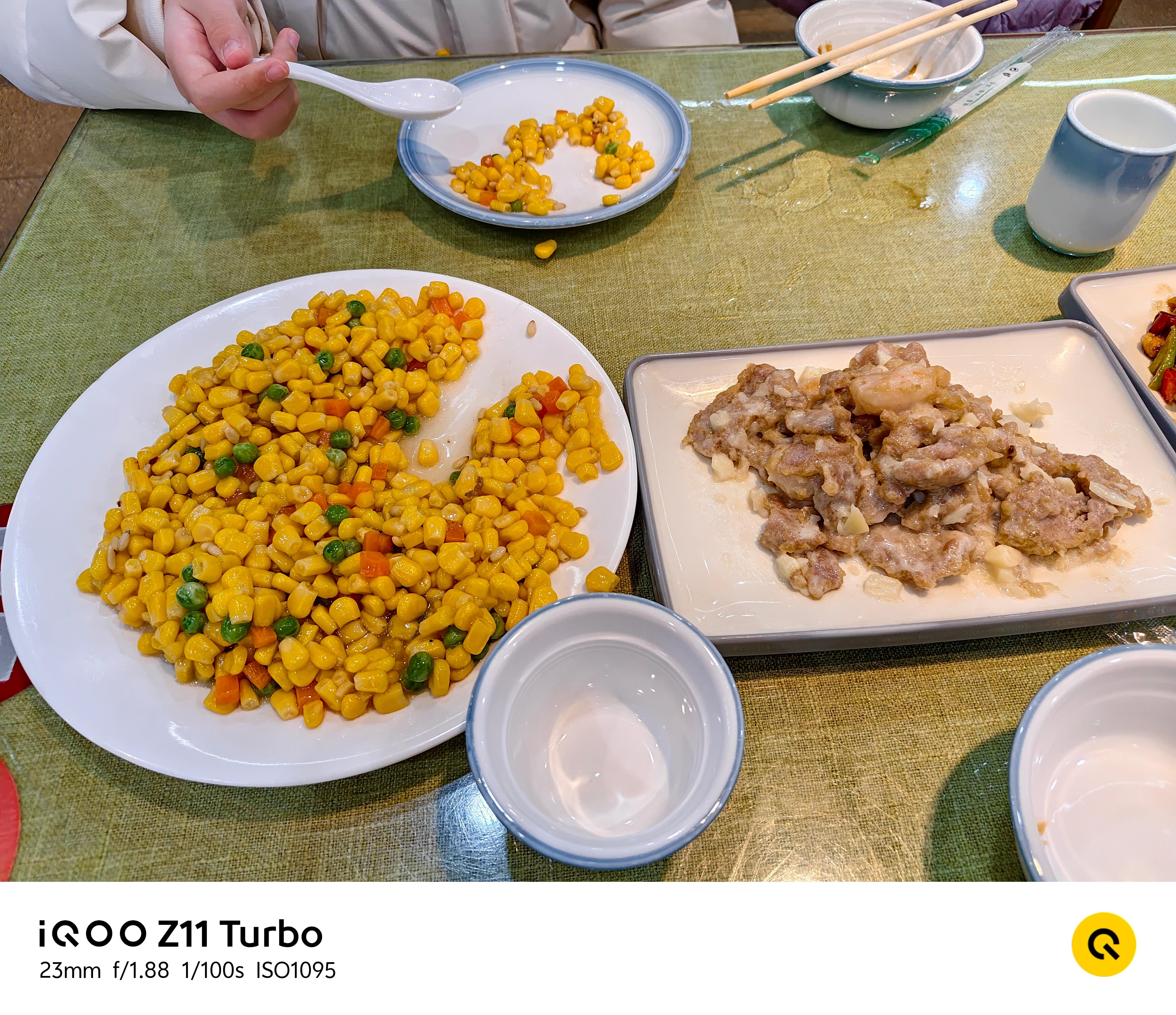 中午吃这个羊肉烧卖味道不错，和内蒙吃的有点像。烧卖不只是放糯米的，北方都是放肉的