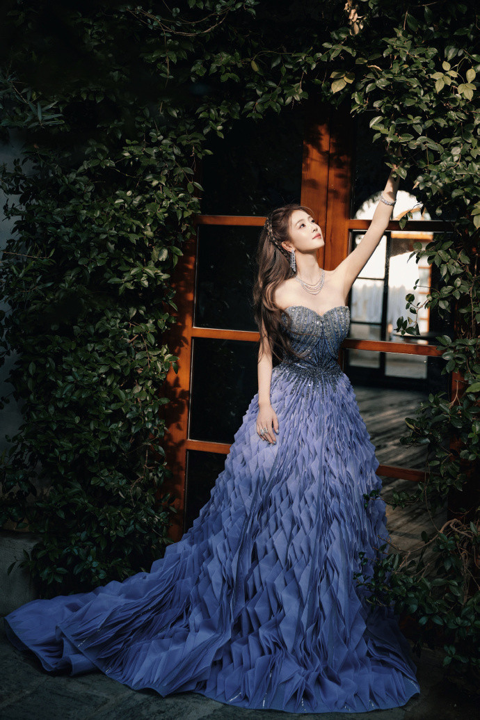 白鹿第二套渐变抹胸裙白鹿第二套渐变抹胸裙，白鹿微博视界大会第二套造型来啦，完全