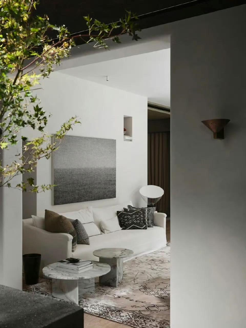 极简风客厅，黑白灰的高级搭配，现代感十足！轻奢风格的装修是什么样子?意式轻奢装