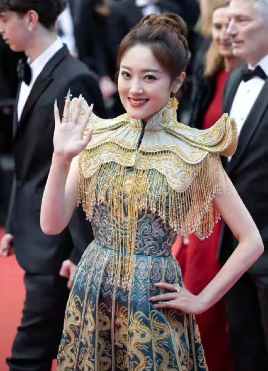 离婚8年差距悬殊！42岁王小玮戛纳惊艳全场，前夫王小海早已销声匿迹