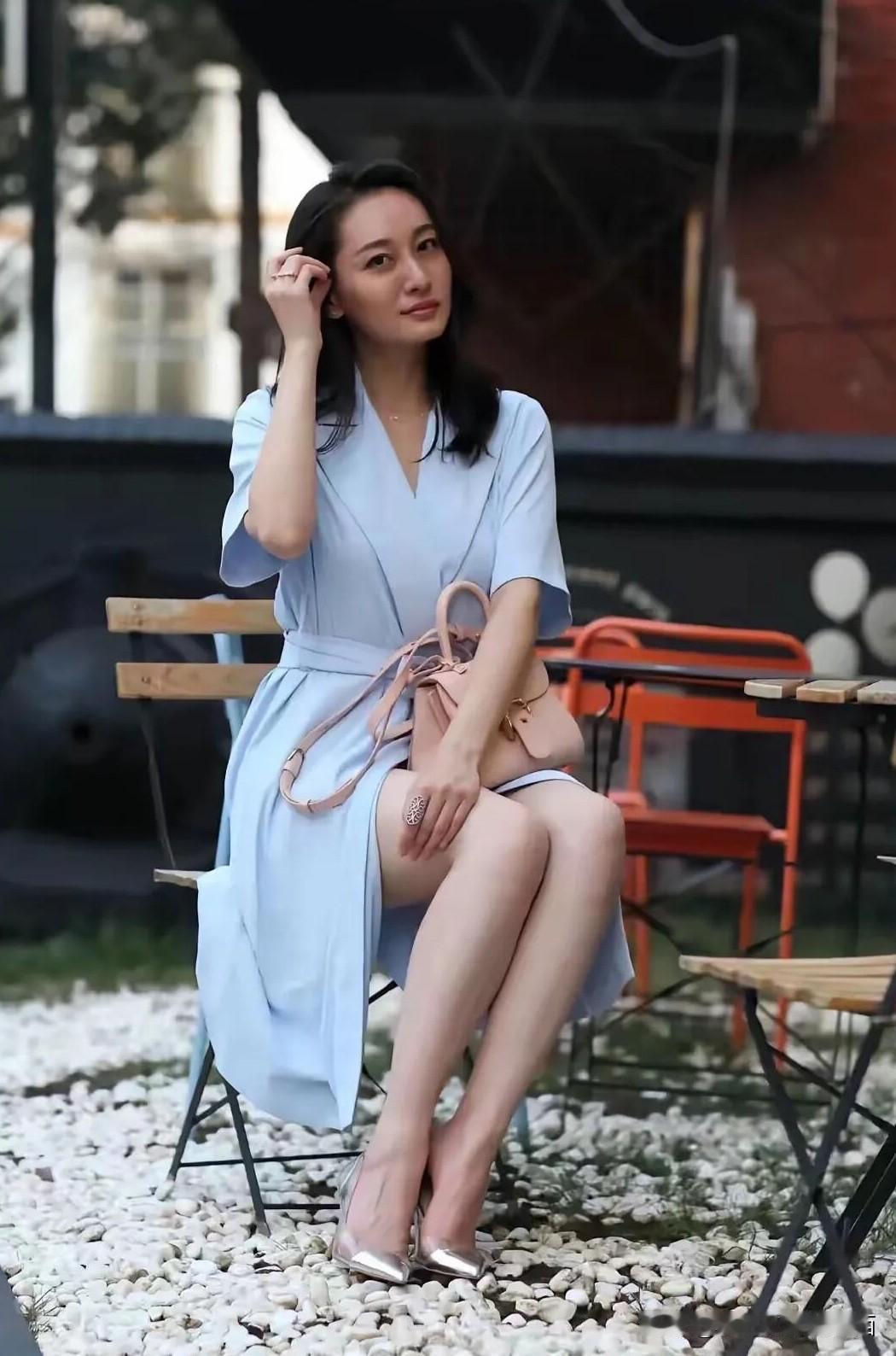 这一位80后女演员，有颜值、有才华还曾担任过东方卫视节目主持人，长相不比宋佳差，