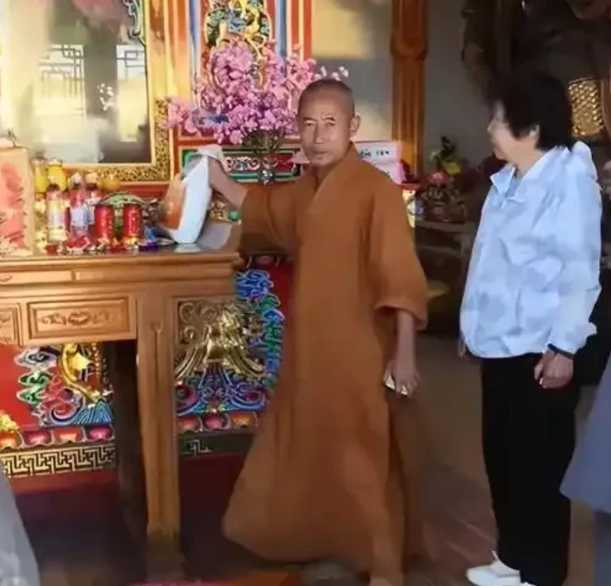 五台山和尚事件导致网上大家喷寺院和尚，说什么的都有！其实不管是什么时代，同一寺