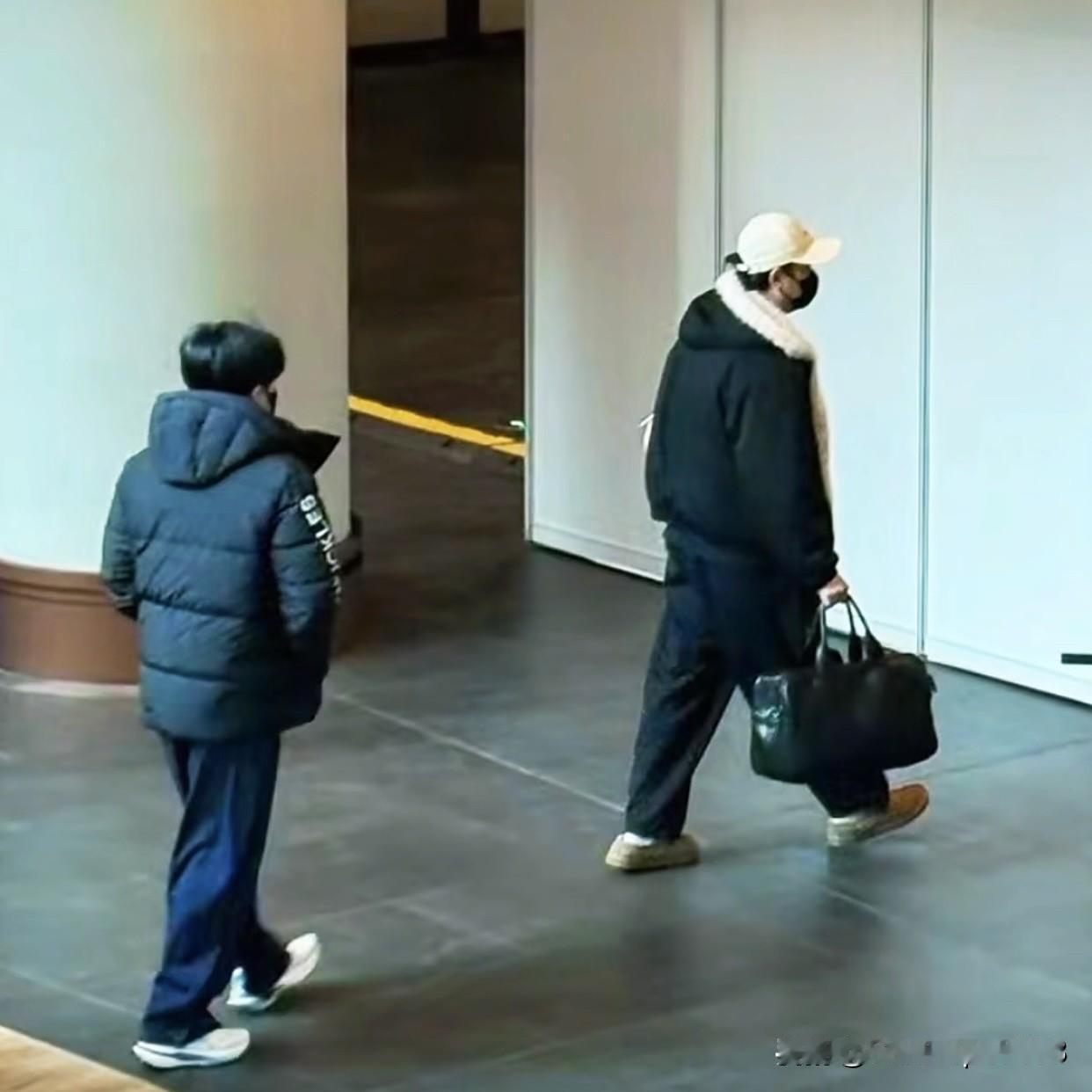 一看就是自家孩子，看后脑勺也能一眼就看出来，更何况前面还有一个王cc。卷毛和