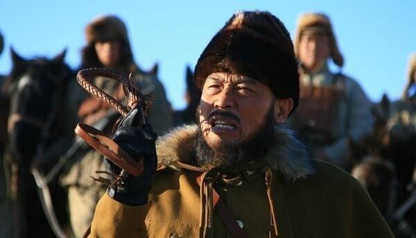 1942年，青马师长韩起功被撤职，带着巨款回乡。秋风瑟瑟，湟水河畔，一支