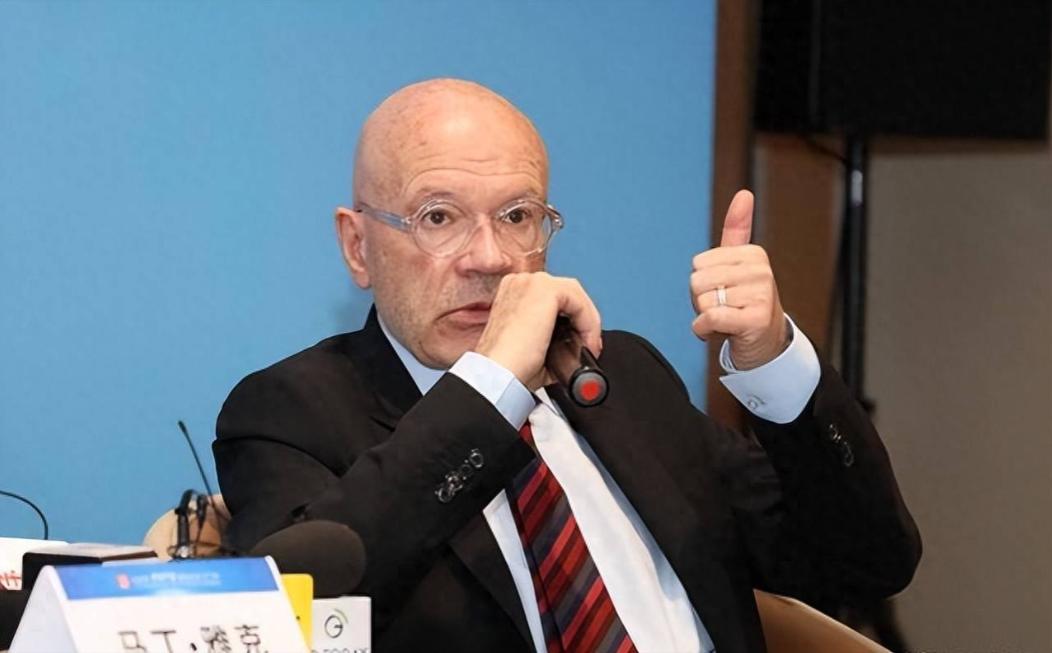 英国学者马丁·雅克在剑桥大学的演讲台上，突然扔下一句话，全场炸了：“美国犯了一个