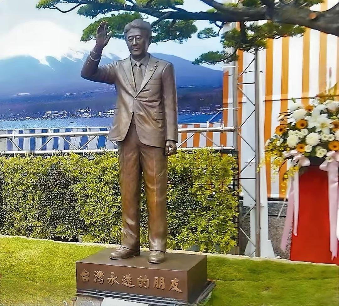 刺眼！安倍晋三“台湾永远的朋友”离为高市早苗塑雕像的日子估计也不远了。眼前这