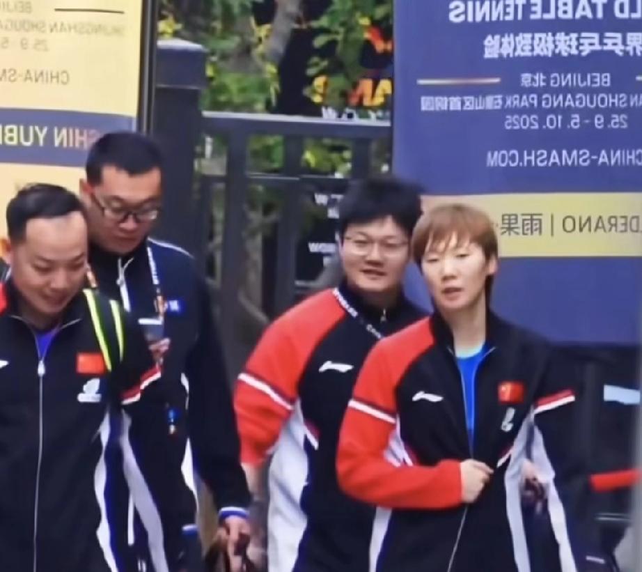 从今年WTT中国大满贯比赛开始时，逐渐明朗的王曼昱保障团队。技术教练任浩指导、体