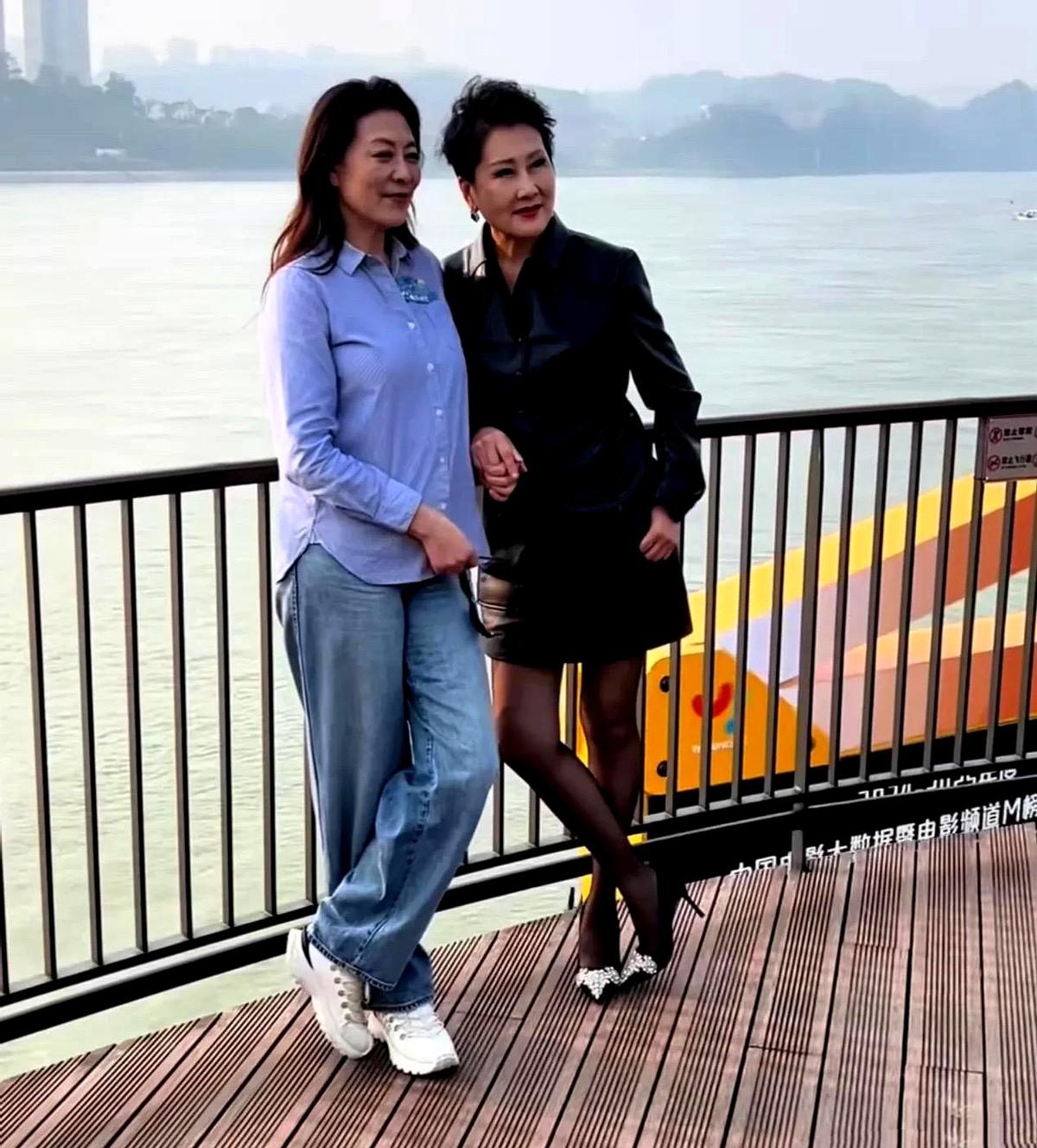 同样是63岁，把张凯丽和岳红放一块儿看，才知道什么是天差地别。张凯丽穿着皮裙