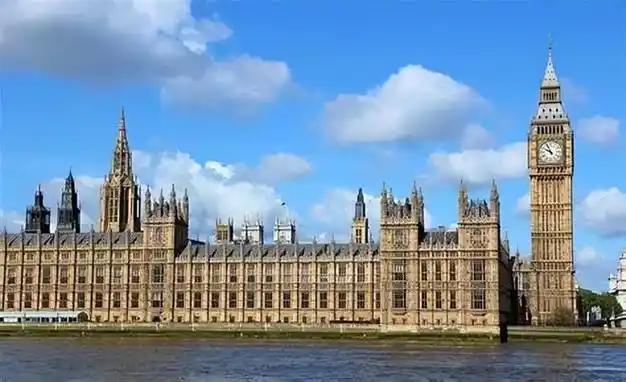 英国的报应，来了。当年靠着船坚炮利满世界抢地盘，撤退的时候还不忘到处埋雷，把别