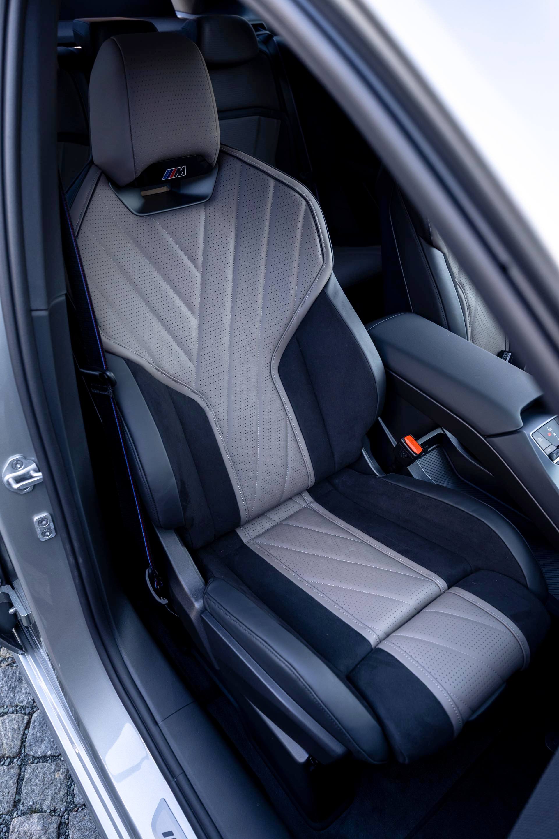 这两张椅子都不错，我更喜欢图1