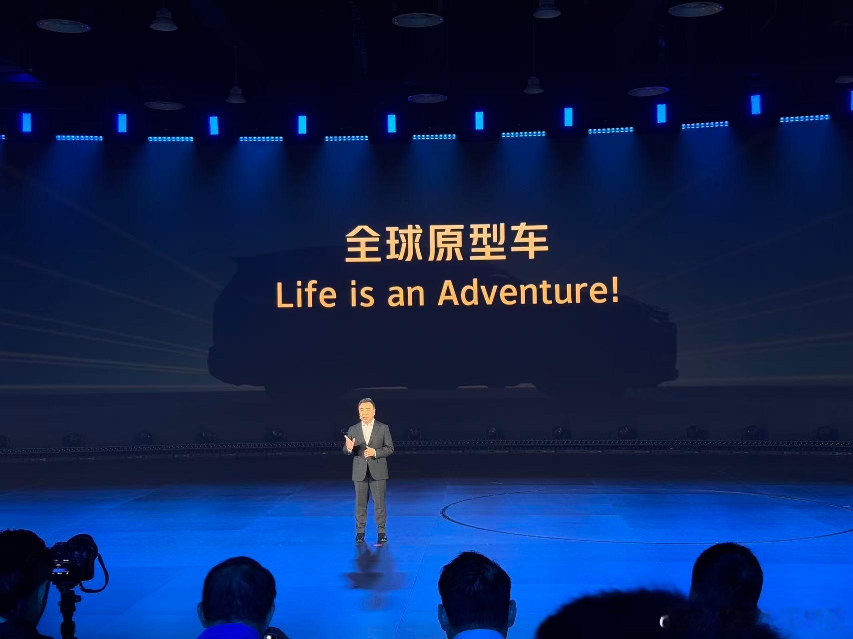 一汽丰田品牌之夜，全新第六代荣放亮相，将在2天后的广州车展正式上市，搭载第五代智