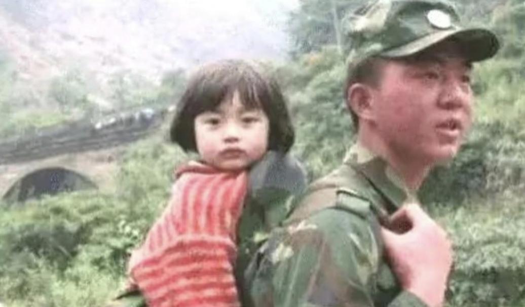 2008年5月12日，22岁的济南军区侦察兵梁智斌在北川中学废墟中徒手刨出10岁