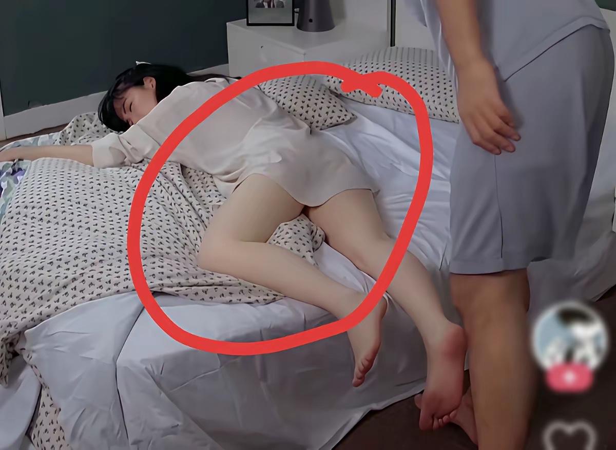 这是23岁的周慧敏，也是港片辉煌年代炙手可热的女星之一！那时候身材真好，皮肤很嫩