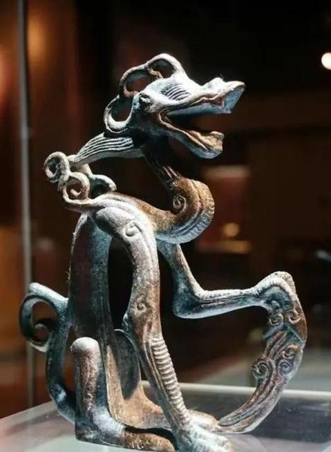 1956年，黑龙江一农民种树时挖到一条铜龙，以为挖到宝了就把它带回家中，谁知到了