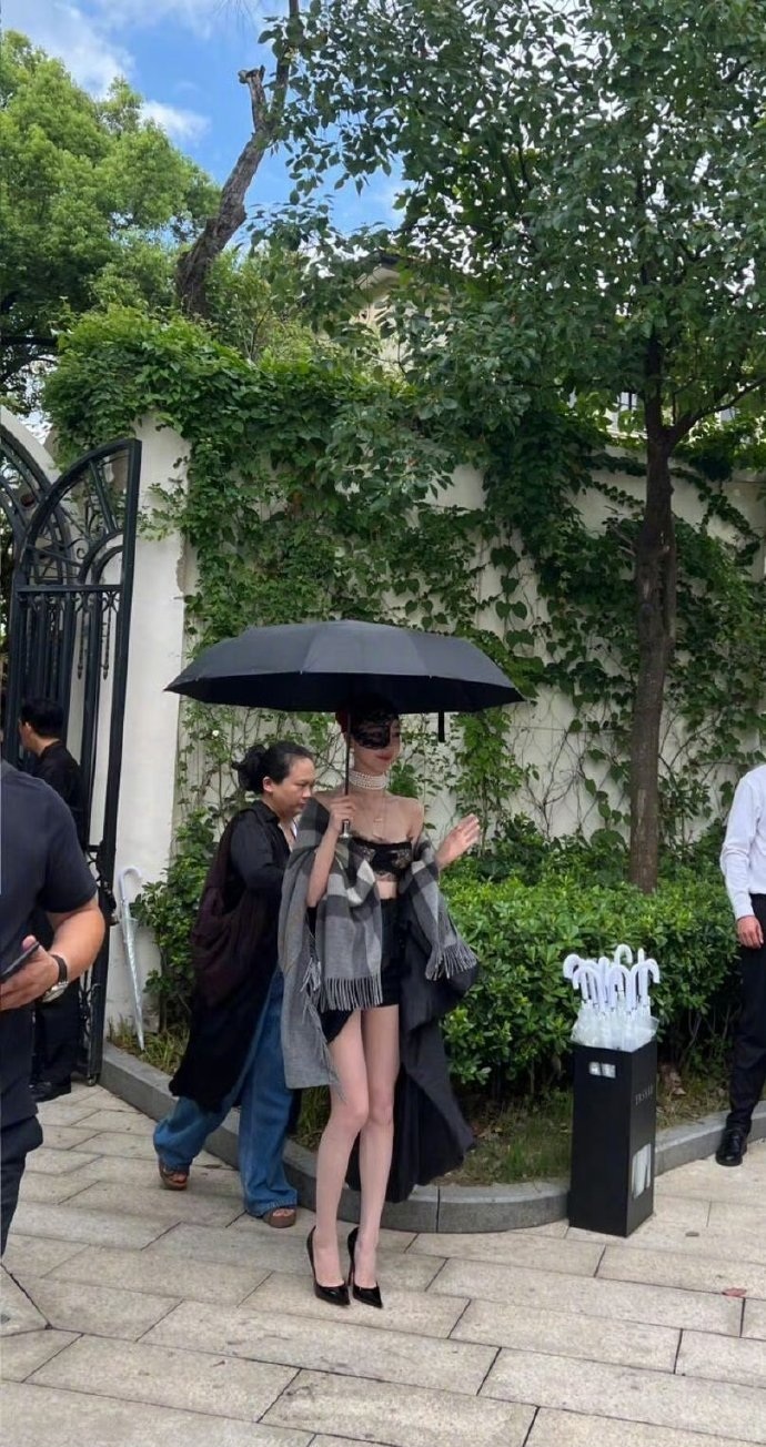 易梦玲这身穿着有点怪，不过​​造型真的好绝​​！