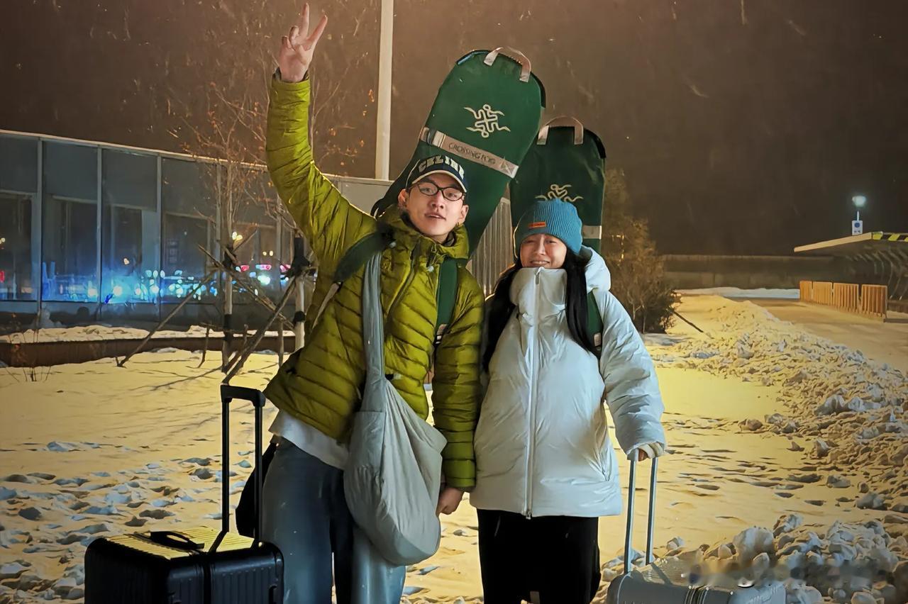 12月17日，李嘉格更新与闺蜜的聚餐vlog，男友小董亲自下厨做她喜欢吃的红烧肉