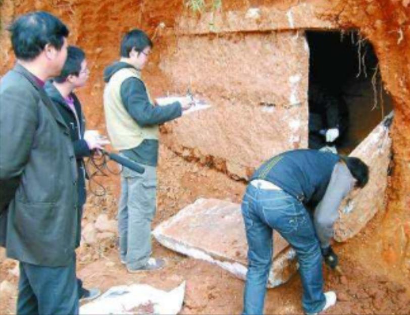 2007年，吕布墓葬终于被找到，不仅发现了传说中的方天画戟，还找到了记载真实吕布