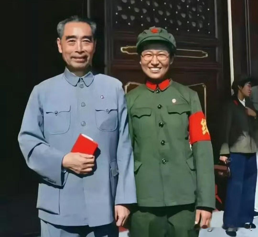 1966年国庆节，周恩来总理与李讷在天安门城楼上留下珍贵合影。总理笑容温和慈祥