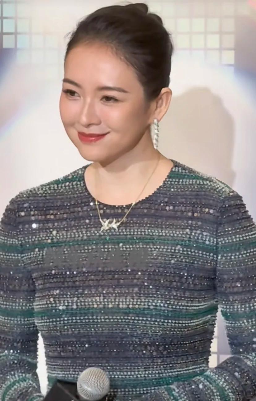 天呐，章子怡面相变了，根本认不出来，只能说医美很成功，明星要想青春永驻就只能靠医