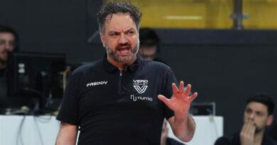 欧冠比赛日：失意的米兰与得意的斯坎，赛后主教练访谈：米兰主教练拉瓦里尼："我