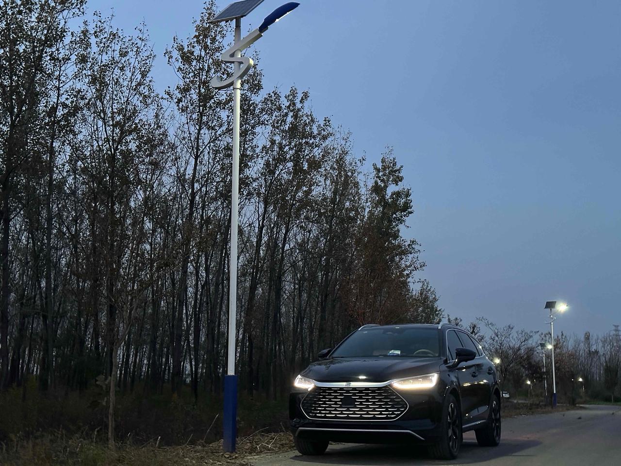 唐这个车被比亚迪用了8年也是离谱新款唐L销量不振，和老唐这个油车化的外观两极分