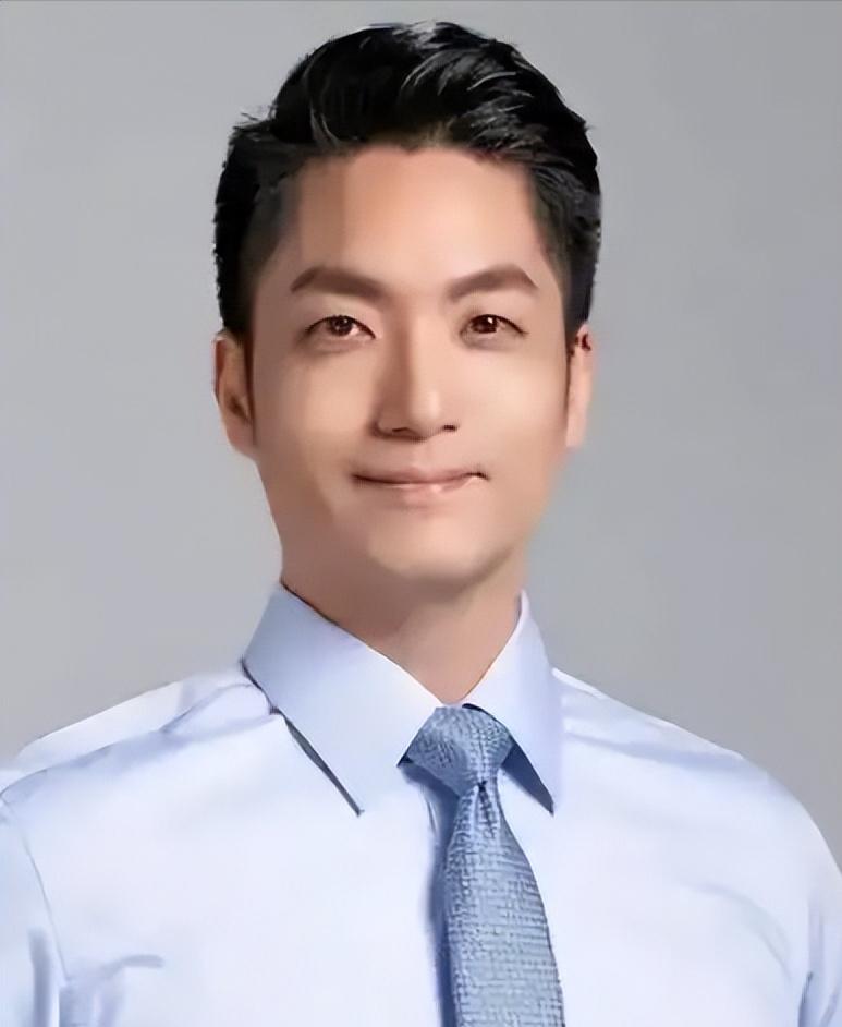 彻底炸锅了！台湾已故军方将领之子爆出猛料，其父郭礼伯咽气前亲口交代，章孝严是自己