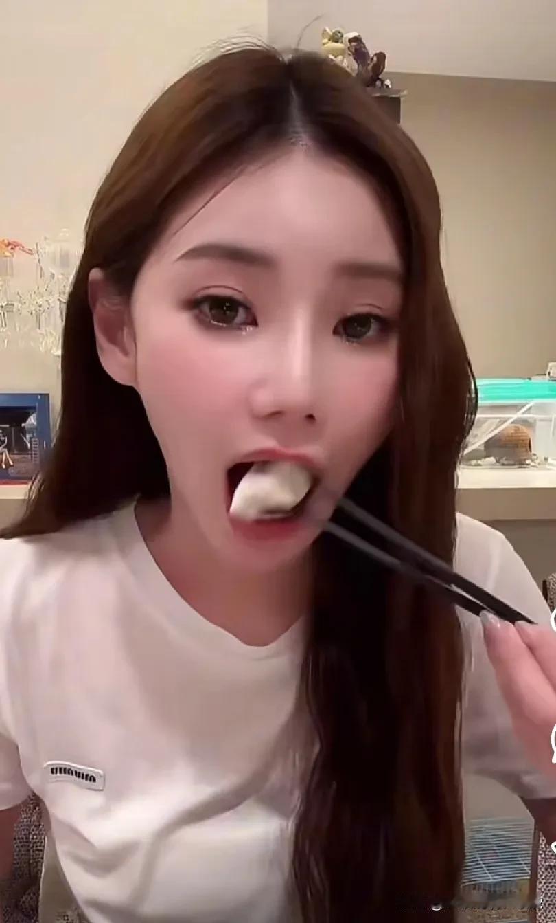 马筱梅晒出小杨阿姨做的晚餐。餐桌上除了有小杨阿姨包的饺子，一盘洋葱炒蛋，一盘
