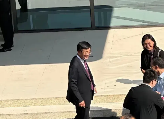 最近网上有个姑娘的履历火了！哈尔滨商学院经济系毕业不到两年，摇身一变成了清华硕士