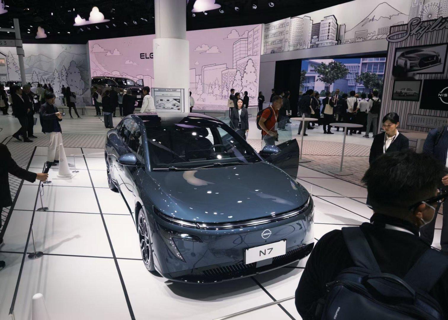日产N7成东京车展新焦点东风日产N7刷到东京车展现场!东风日产N7被海外媒体围得