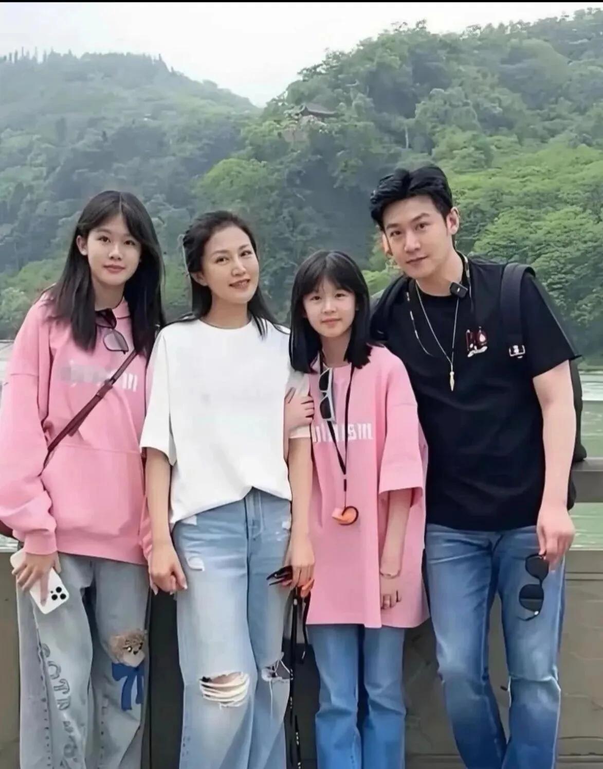 陆毅一家四口出门游玩，颜值太高很难不注意陆毅和鲍蕾这对从校园走到现在的夫妻，算
