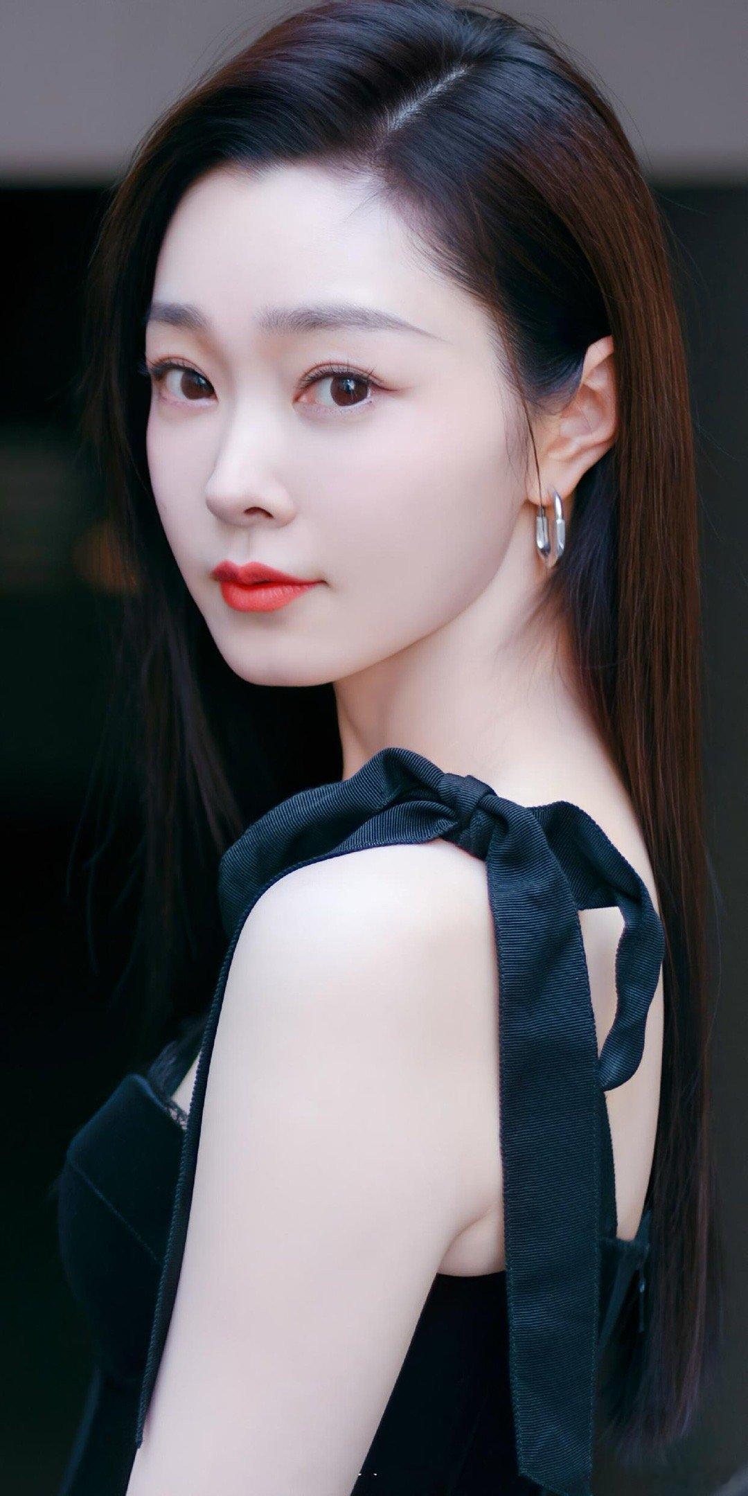 宋轶的皮肤状态直接封神！嫩到仿佛一掐就能出水，自带粉润柔光感，素颜都能美出圈～