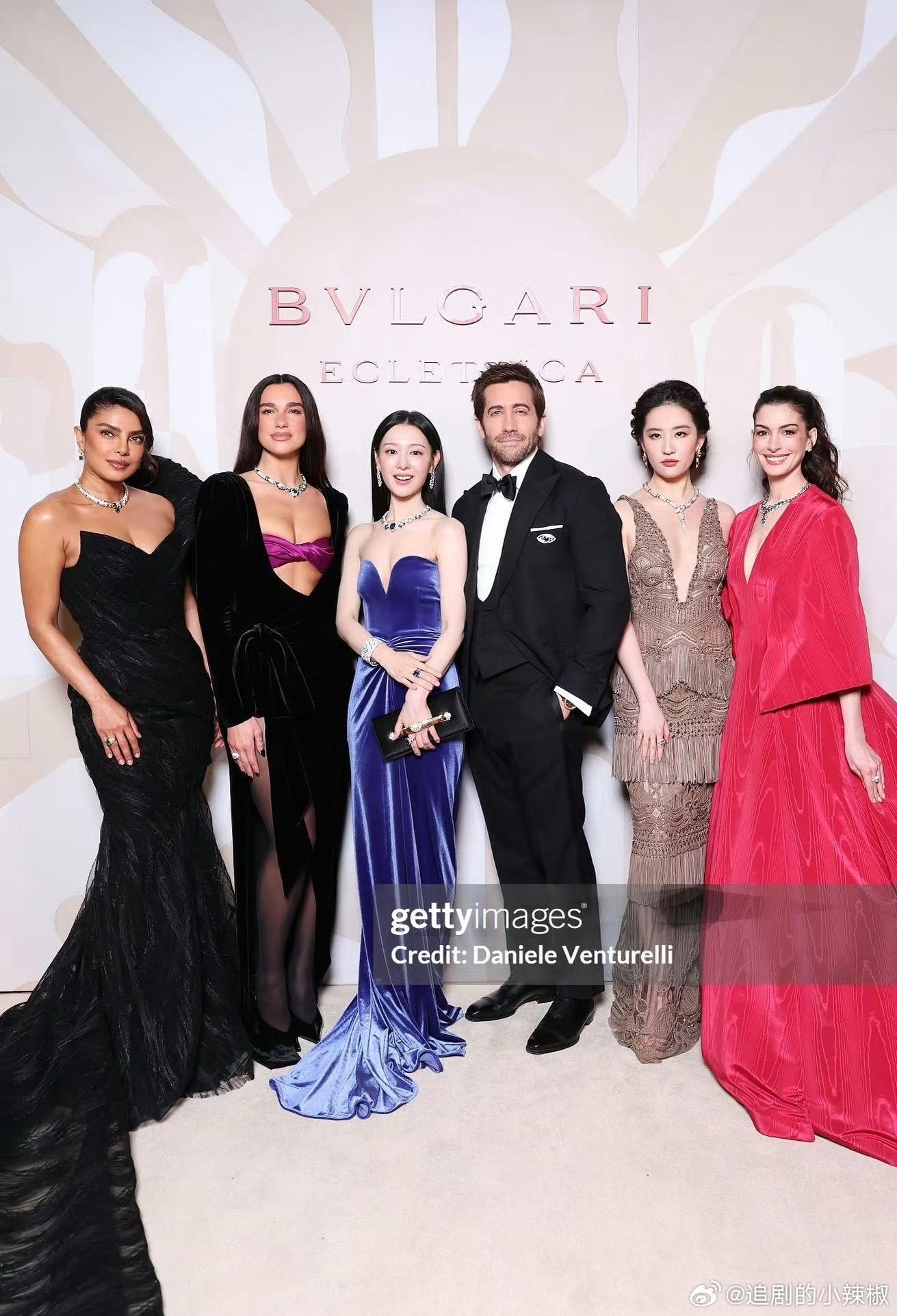 金智媛C位给的面子好大，看得出来很嘻嘻