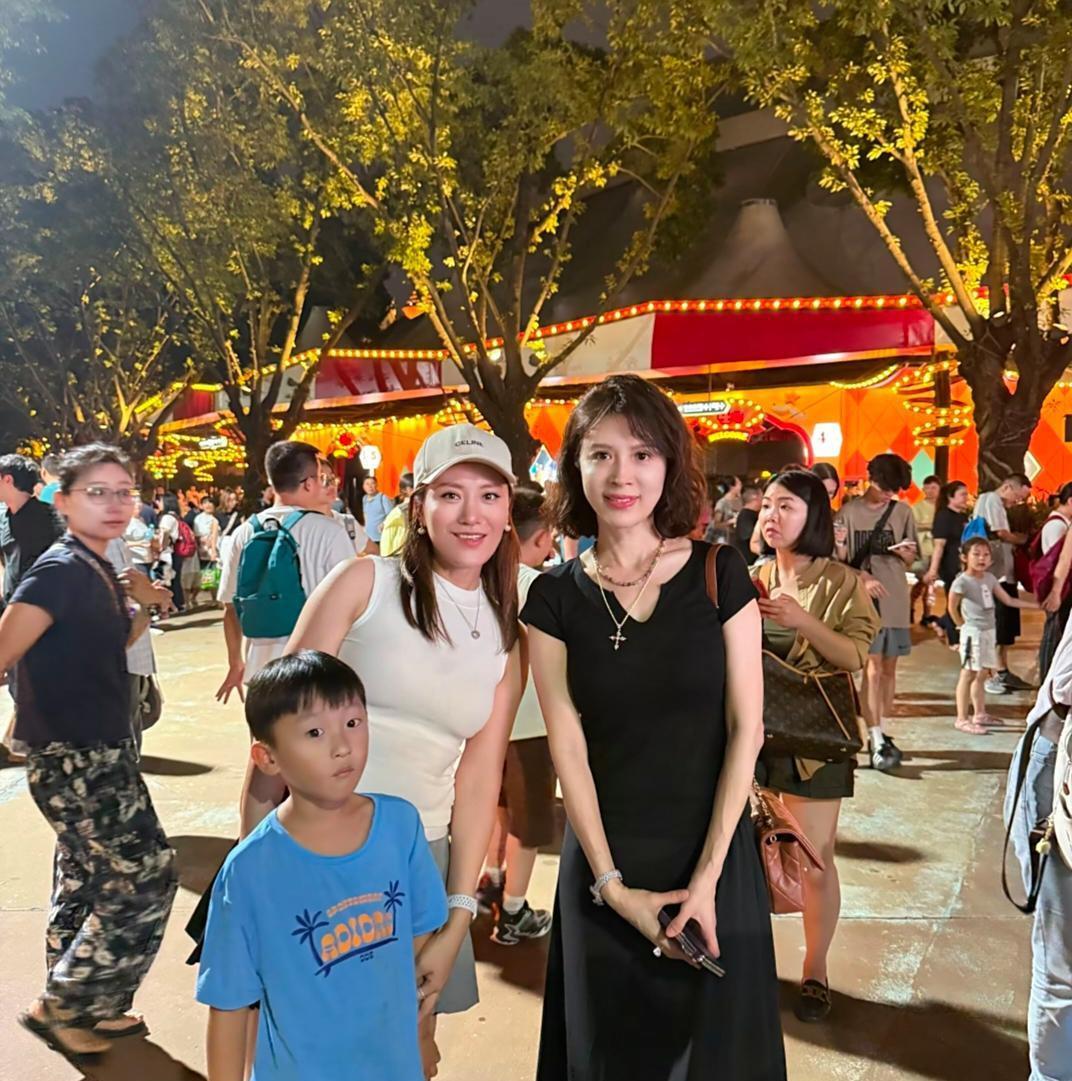 50岁金巧巧在广州番禺逛夜市，她穿着黑色长裙，打扮好贵气，身材实在是偏瘦了，皮肤