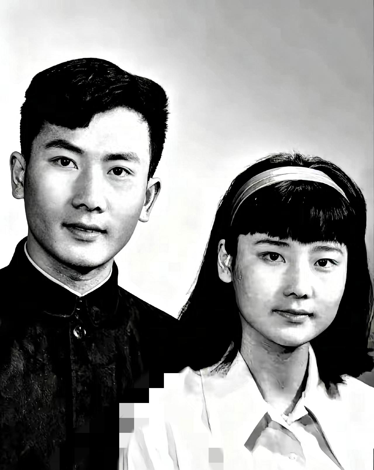 看到何赛飞和爸爸的老照片，瞬间懂了当年妈妈的选择——这哪是父女，分明是“复制粘贴