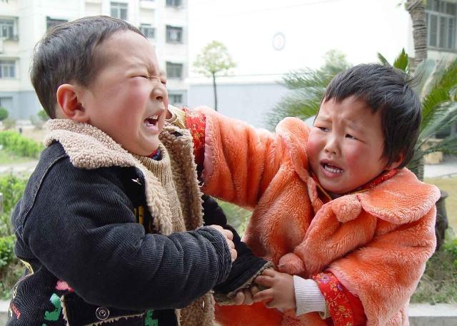 孩子被人打了, 要不要告诉他打回去? 看育儿专家怎么说