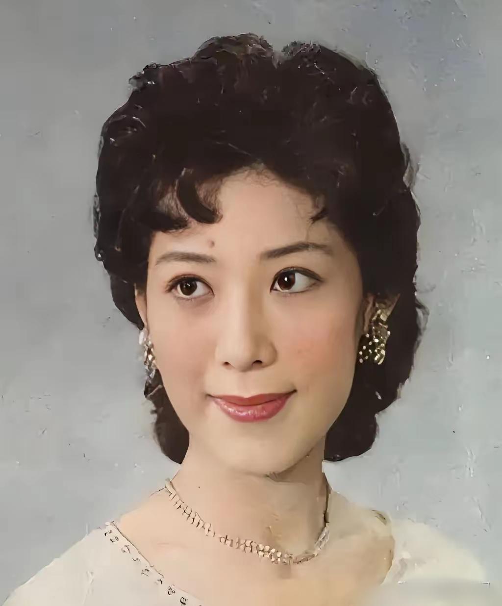1990年，当红女歌唱家关牧村因为家暴，铁了心要离婚。丈夫放话，房子和儿子只能挑