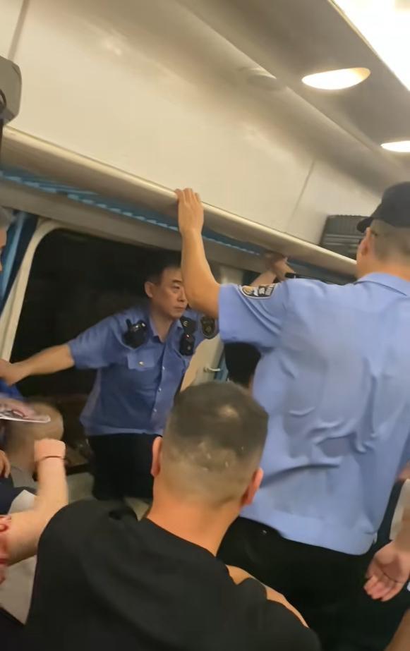 k1373砸玻璃后续，公告里没有提到乘客会被处罚~这个事件其实几方都没问题：