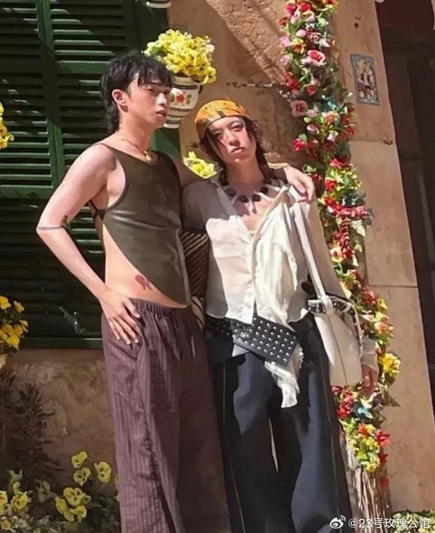 伊能静儿子恩利继承了父母的艺术基因，在穿衣自由上更是放飞自我！一般人还真欣赏不来