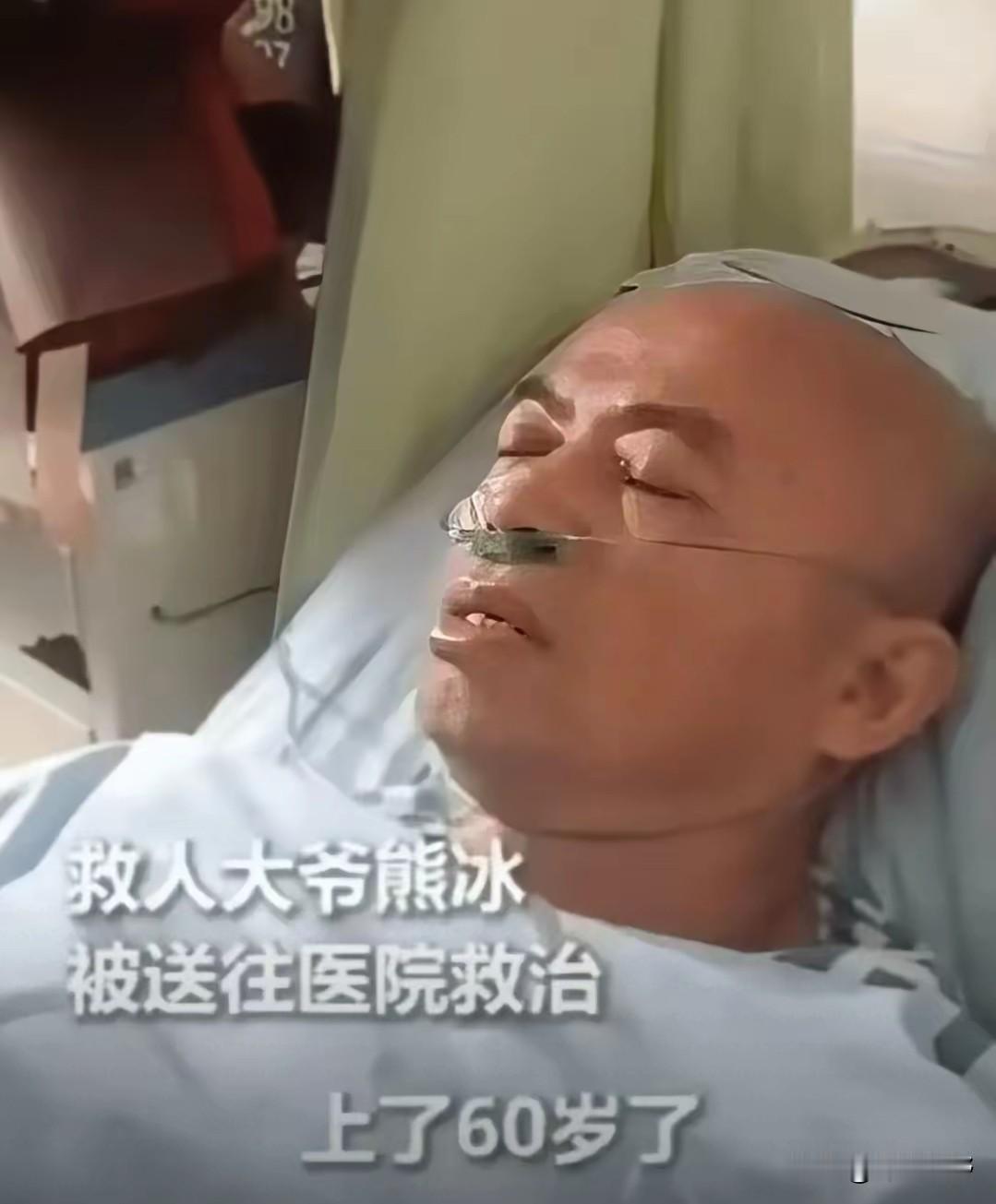 四川，为救落水女子，60岁大爷从二十余米高桥面跳下！大桥总高36米相当于12层楼