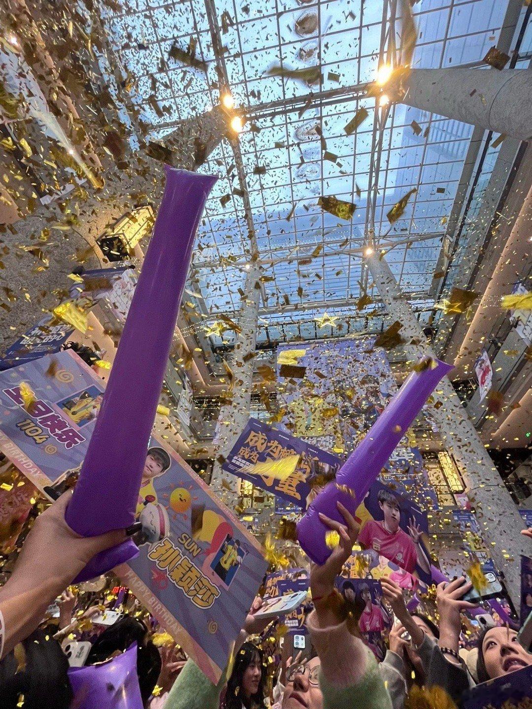 孙颖莎生日孙颖莎25岁的荣光与热爱，在球拍挥动中继续闪耀！每一块奖牌都刻着坚持