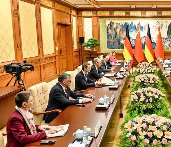 2月25日下午，中方会见了来访的德国总理默茨，除了提出了中德建立可靠伙伴，创新伙