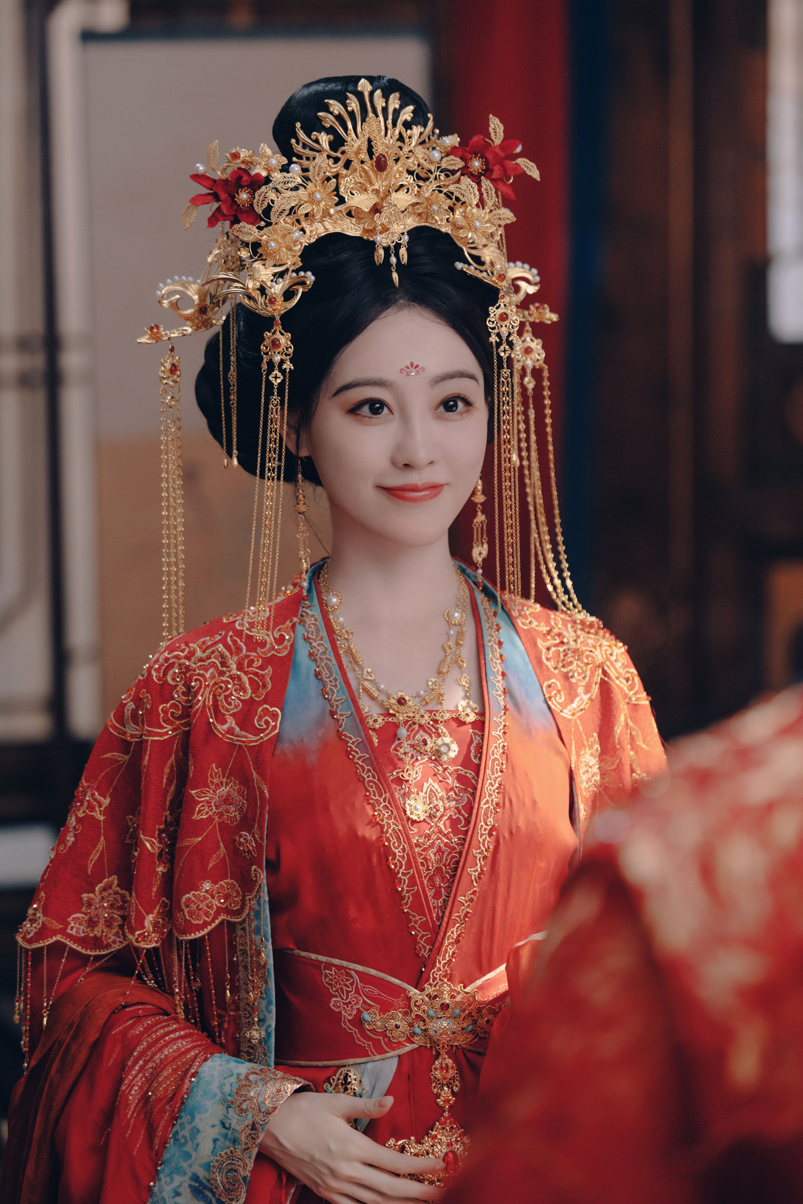 祝绪丹《书卷一梦》宋一汀剧照-嫁衣衣服挺美发型挺怪[皱