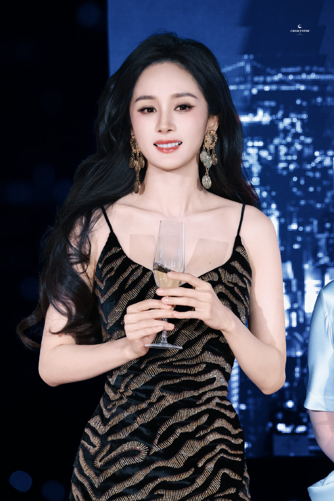 #杨幂#发射发射＞＞＞💕💕💕💕💕#杨幂豹纹短裙##杨幂雷霆灯光下的顶级美貌#​
