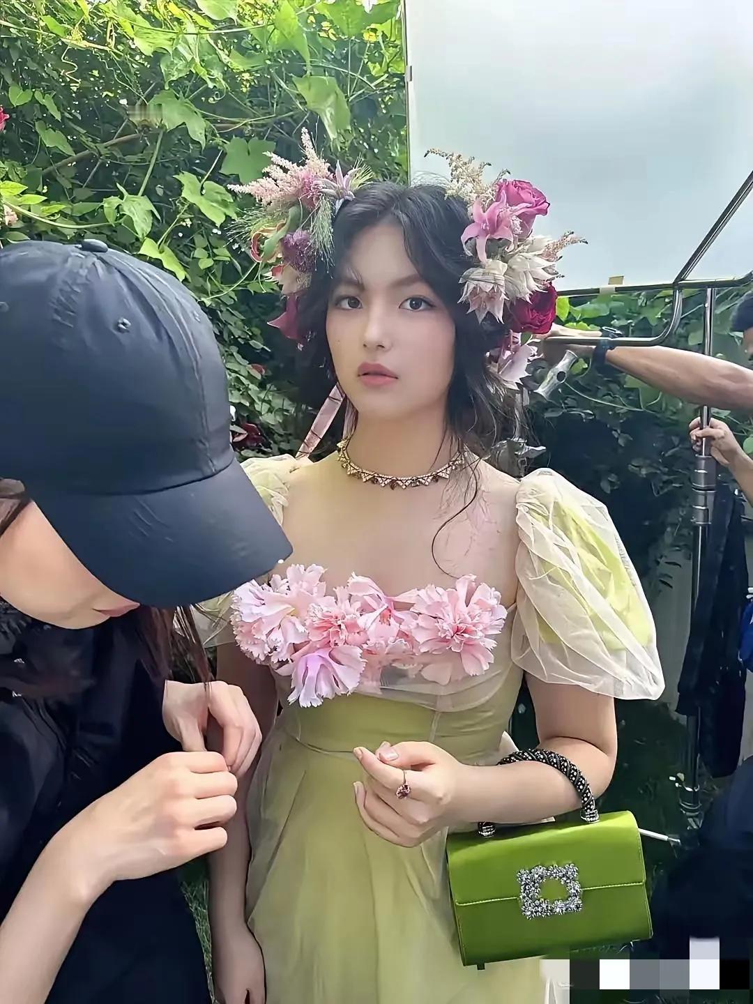 王诗龄出道了，拍芭莎杂志的样子美若天仙！哇塞，身着黄绿色纱裙的王诗龄肌胜瑞雪