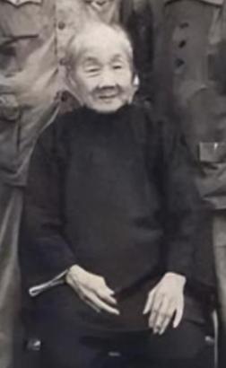 1949年8月，长沙刚解放没几天，板仓杨家大院里，80岁的向振熙老太太正在院子里