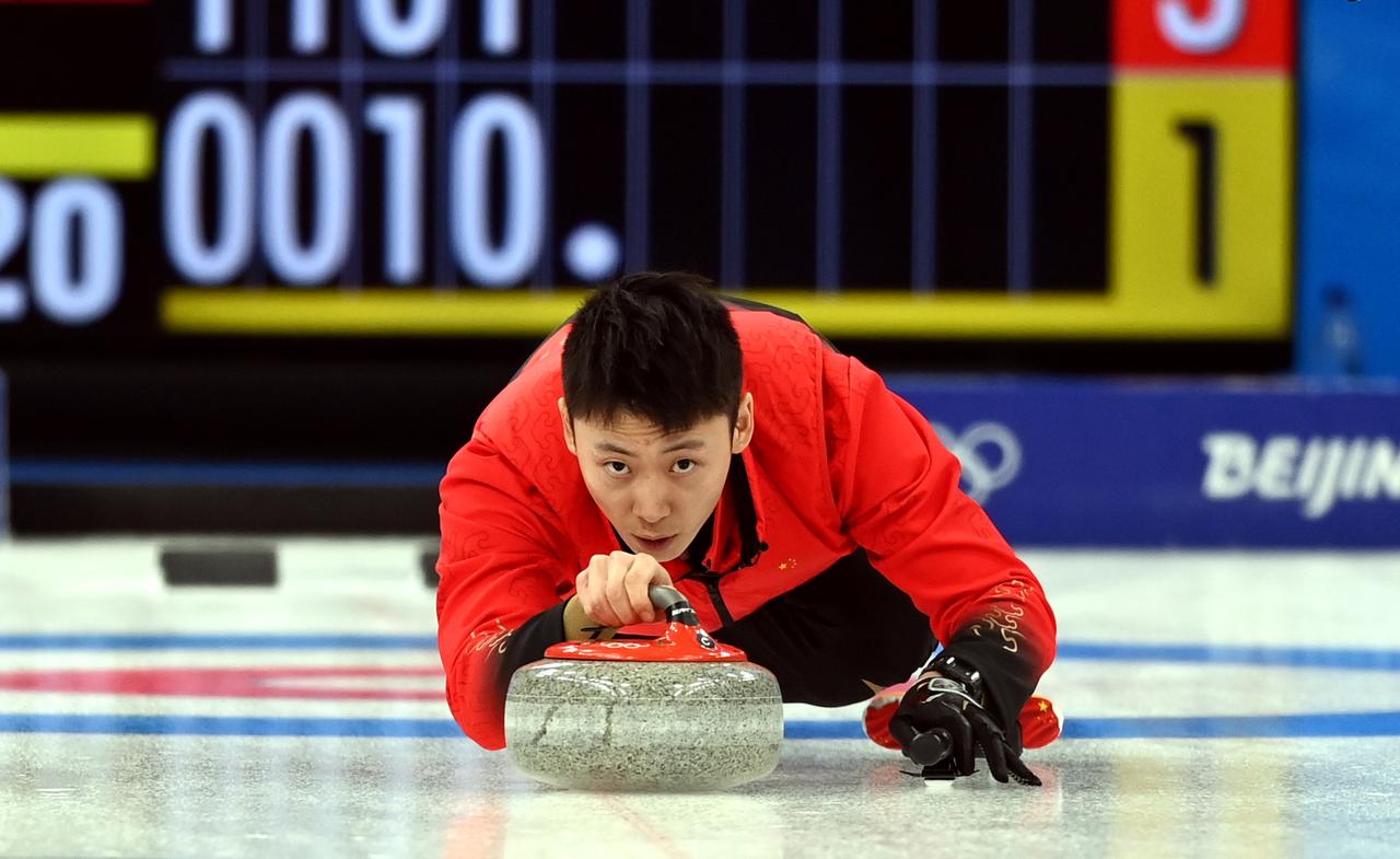米兰冬奥会冰壶资格赛男子循环赛最后一轮中国队以6-9不敌日本队，最终以6胜