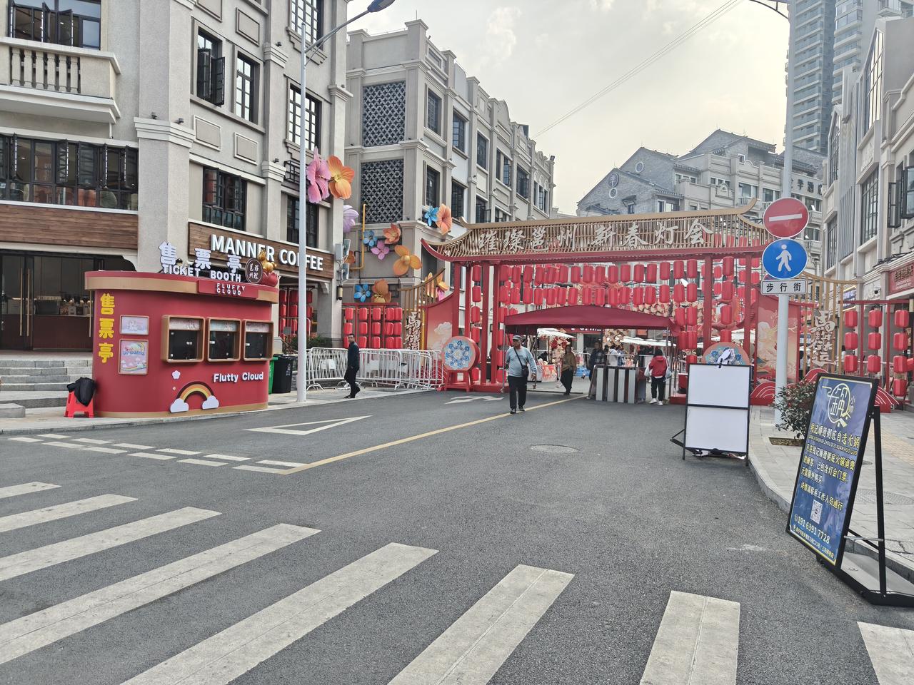 南宁水街新春灯会免费开放了？路口围挡关卡都被收起来了，没人来根本没人来，里面的一